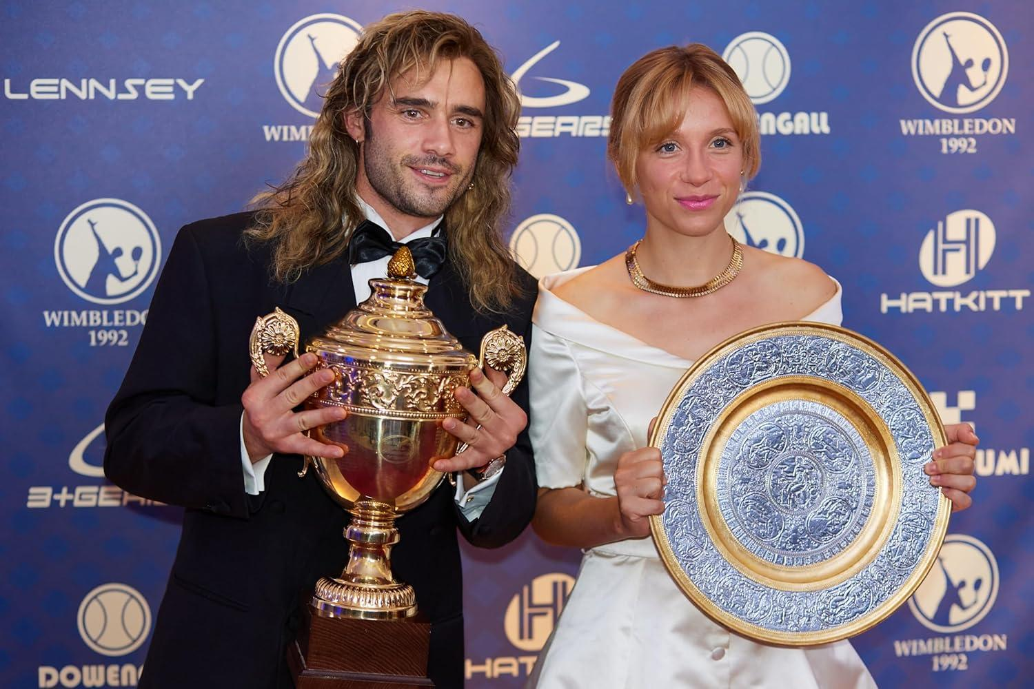 Mann mit langen Haaren hält Trophäe. Frau hält Platte. Wimbledon 1992.