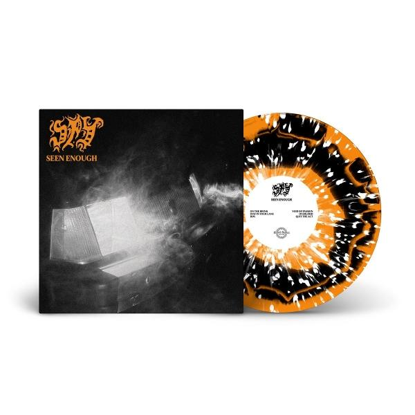 Schwarze Schallplatte mit orangefarbenen und schwarzen Sprenkeln, daneben das Albumcover.