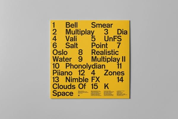 Gelbes Poster mit schwarzer Liste von Liedtiteln und Nummern.