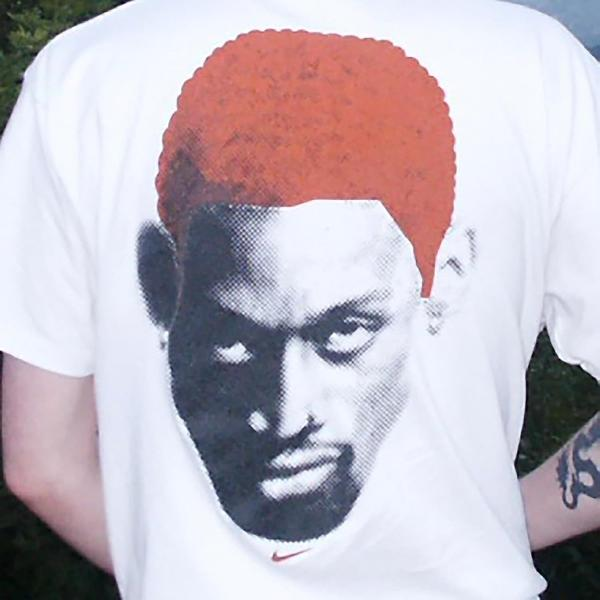 Ein T-Shirt mit dem Schwarz-Weiß-Porträt eines Mannes mit rotem Haar.