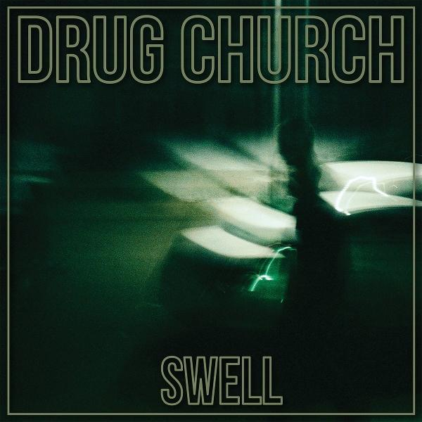 Albumcover mit Text 'DRUG CHURCH' und 'SWELL'. Silhouetten im Dunkeln.