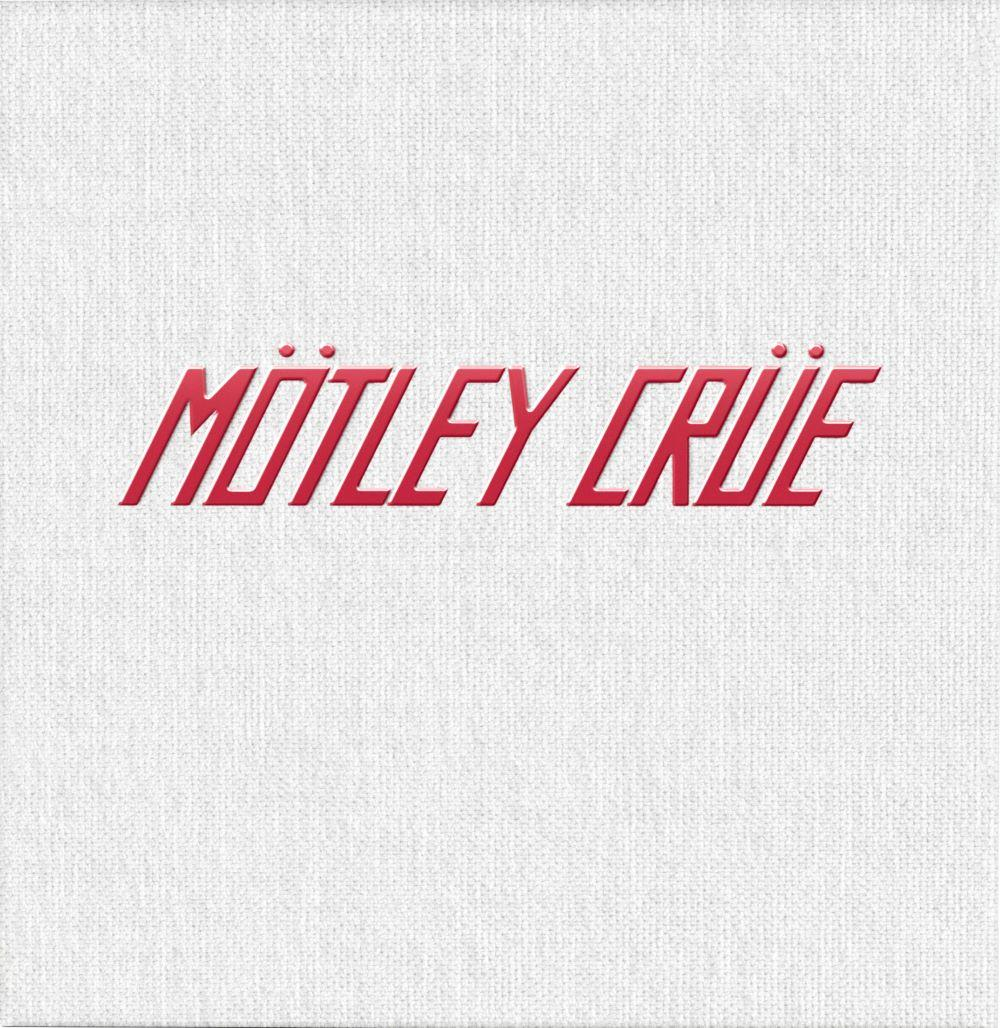 Roter Bandname Mötley Crüe auf weißem, texturiertem Hintergrund.
