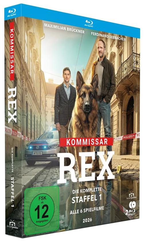 Zwei Männer und ein Schäferhund stehen vor einem Polizeiauto in einer Gasse.