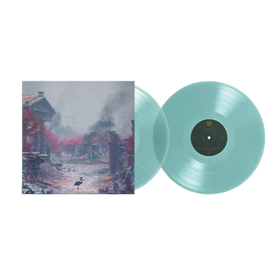 Ein blauer Flamingo steht in Ruinen mit roten Bäumen und Schnee. Zwei türkisfarbene Schallplatten.