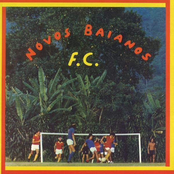 Fußballspiel im Dschungel mit dem Schriftzug "Novos Baianos F.C."