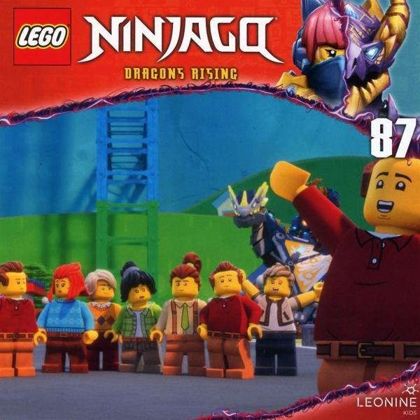 Lego Ninjago Dragons Rising Cover: Figuren stehen im Vordergrund, Drache und Monster im Hintergrund.