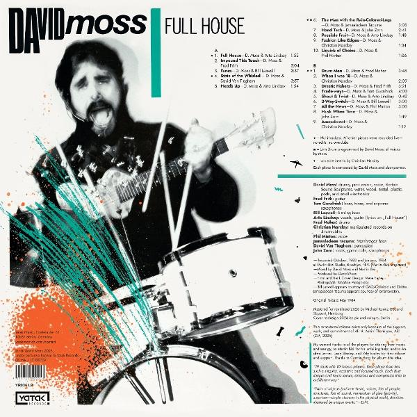 David Moss spielt Schlagzeug und Gitarre vor einem Drumset. Albumcover 'Full House'.