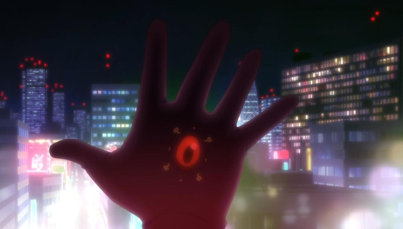 Eine rote Hand mit einem roten Auge im Zentrum vor einer nächtlichen Stadtkulisse.
