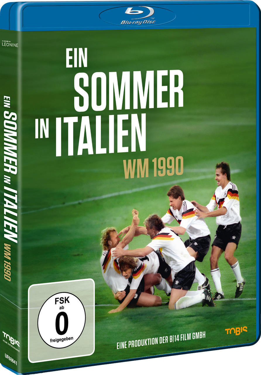 Fußballspieler feiern auf dem Rasen einen Sieg, mit „Ein Sommer in Italien WM 1990“.