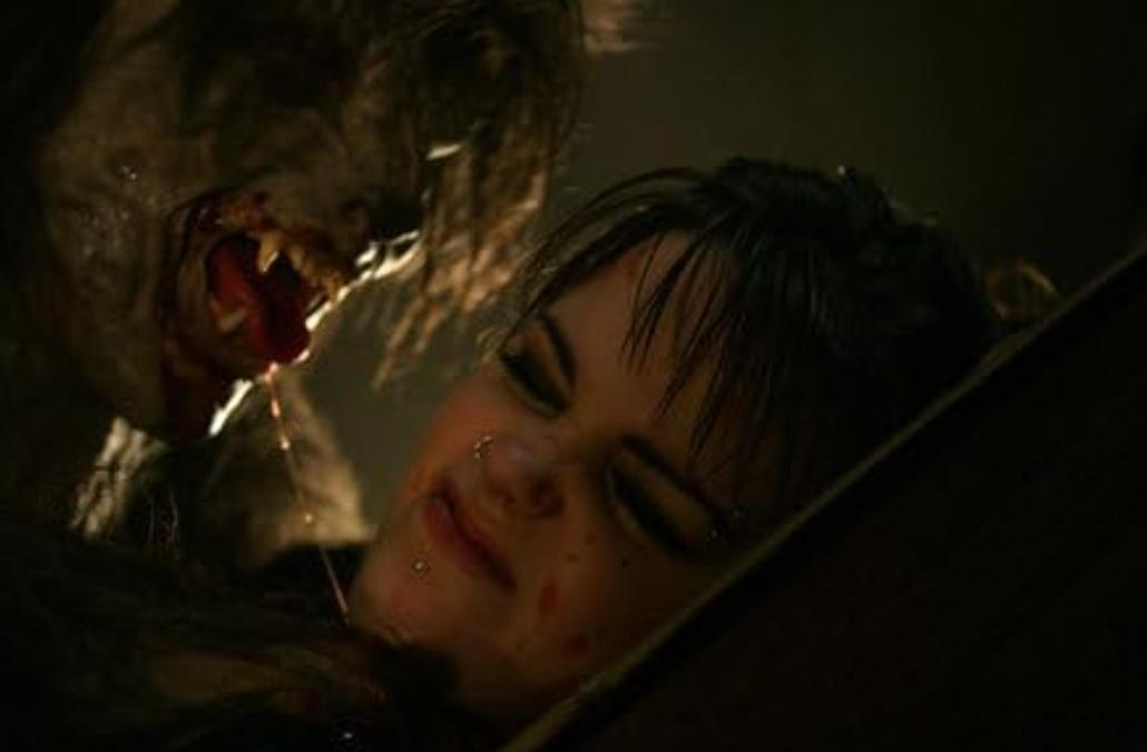 Ein Werwolf mit blutigem Maul bedroht eine Frau mit blutigem Gesicht.