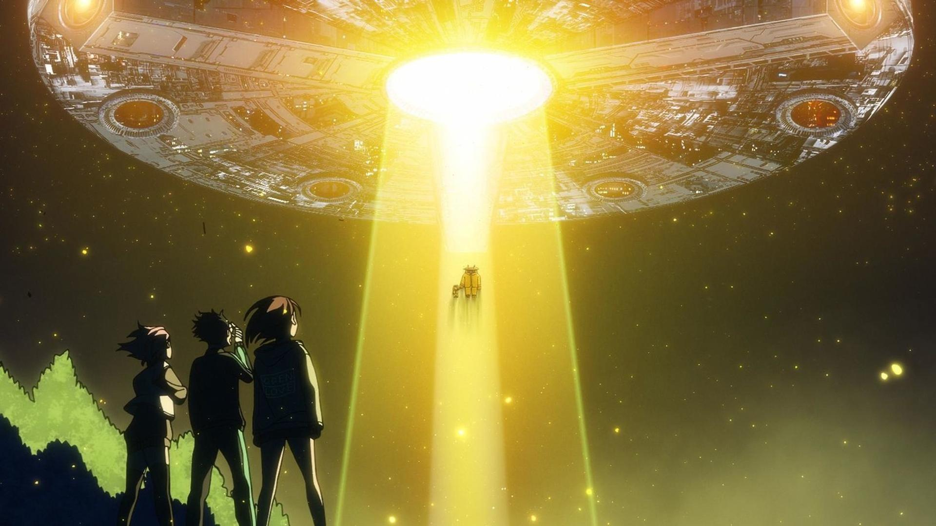 Ein riesiges Raumschiff schwebt über drei Personen, die von einem hellen Lichtstrahl angestrahlt werden.