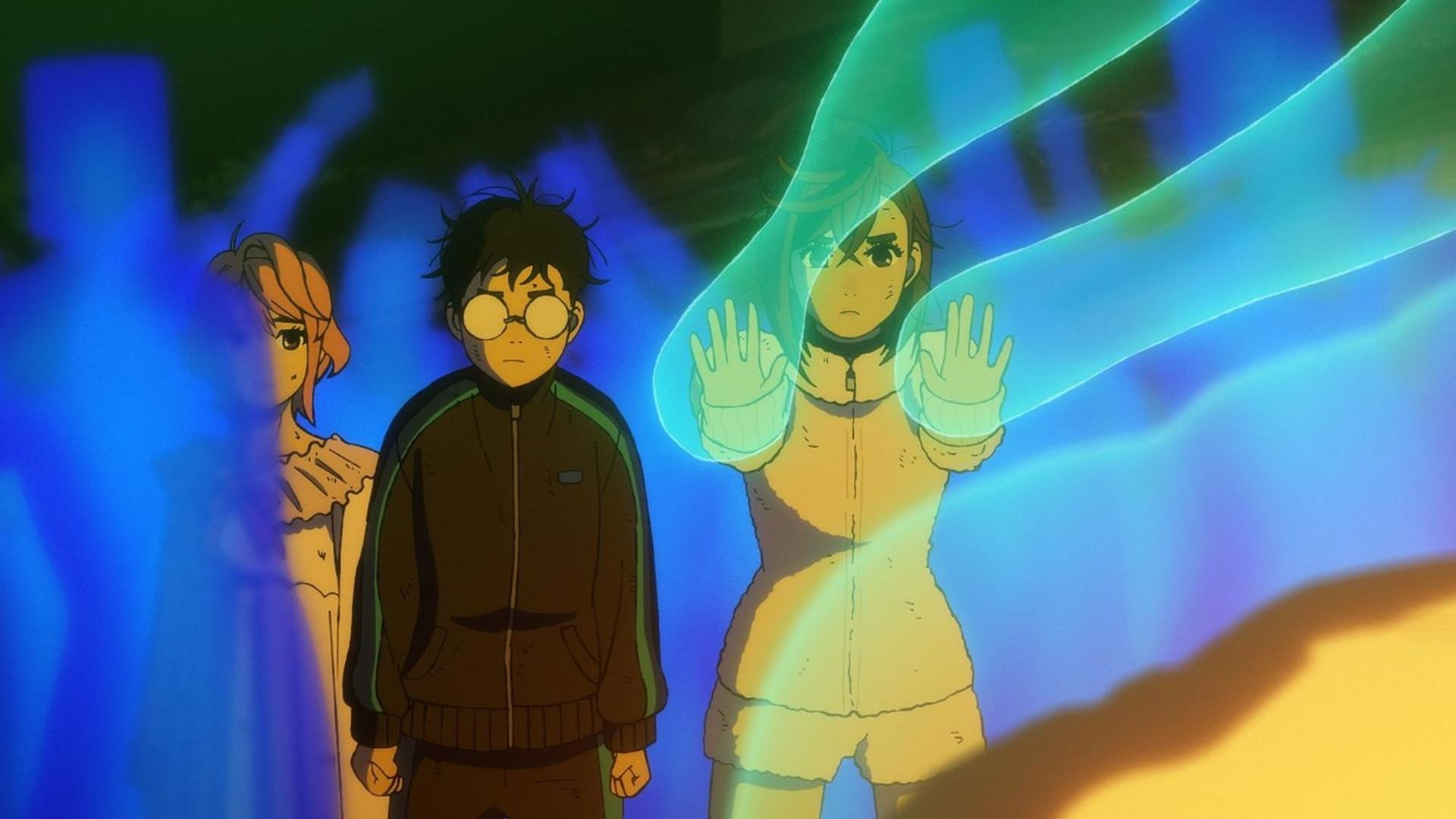 Drei Anime-Figuren stehen vor einem blauen Energiefeld. Eine Figur mit Brille.