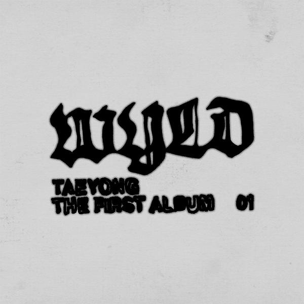 Schwarzer Schriftzug auf grauem Hintergrund: TAEYONG THE FIRST ALBUM 01.