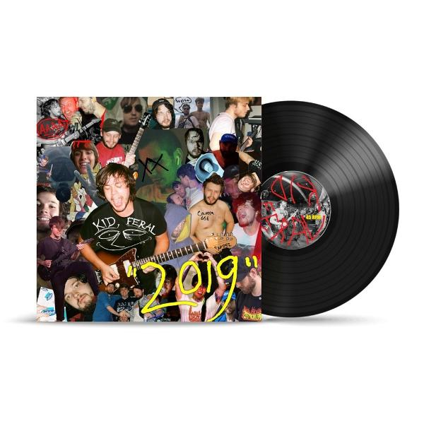 Ein schwarzes Vinyl-Albumcover mit einer Collage aus Fotos und einem Vinyl