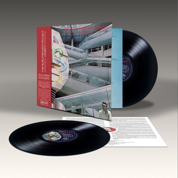 Ein Schallplatten-Cover und zwei LPs, eine davon im Sleeve, mit futuristischem Artwork.