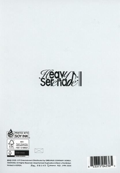 Schriftzug "Heavy Serenade" auf weißem Hintergrund, mit Siegeln und Barcode.