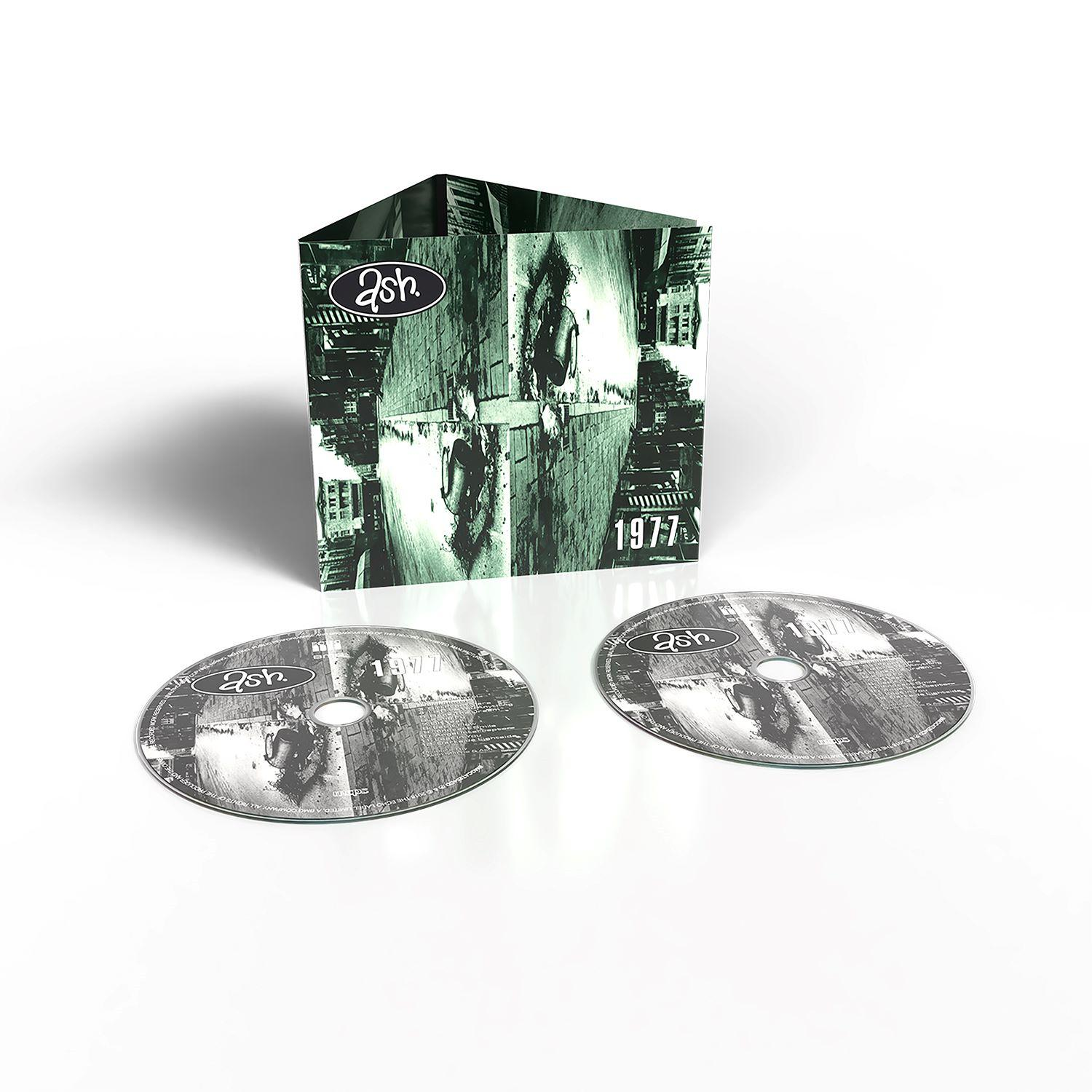 Ein "Ash" 1977 CD-Set mit zwei CDs und einer Hülle.