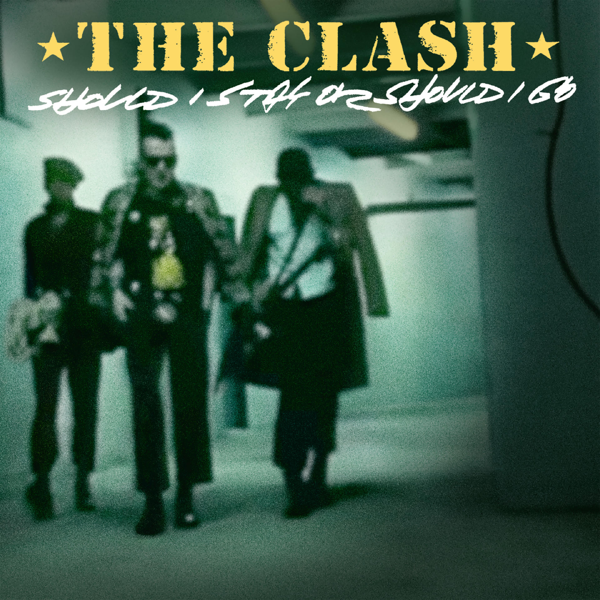 Drei unscharfe Personen gehen auf einem dunklen Weg, mit "The Clash" Logo.