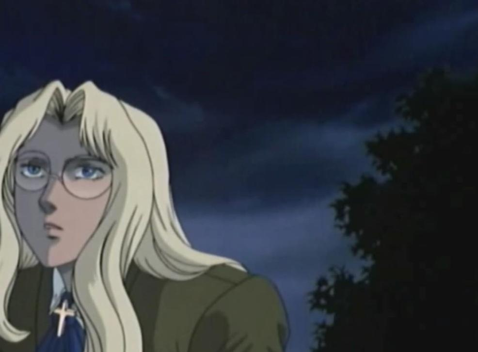 Eine Frau mit langen blonden Haaren und Brille blickt nach links.