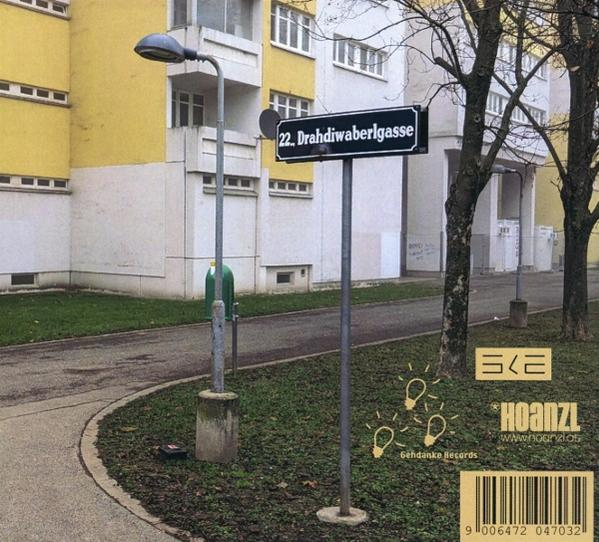 Straßenschild mit Hausnummer 22, Drahdiwaberlgasse, vor einem gelben Gebäude.