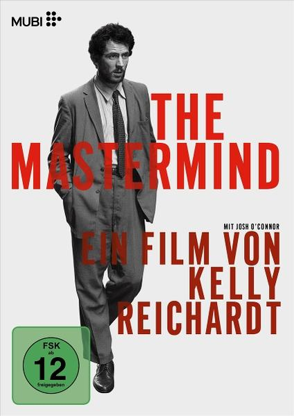 Ein Mann im Anzug steht vor dem Titel "The Mastermind" und dem Namen der Regisseurin.