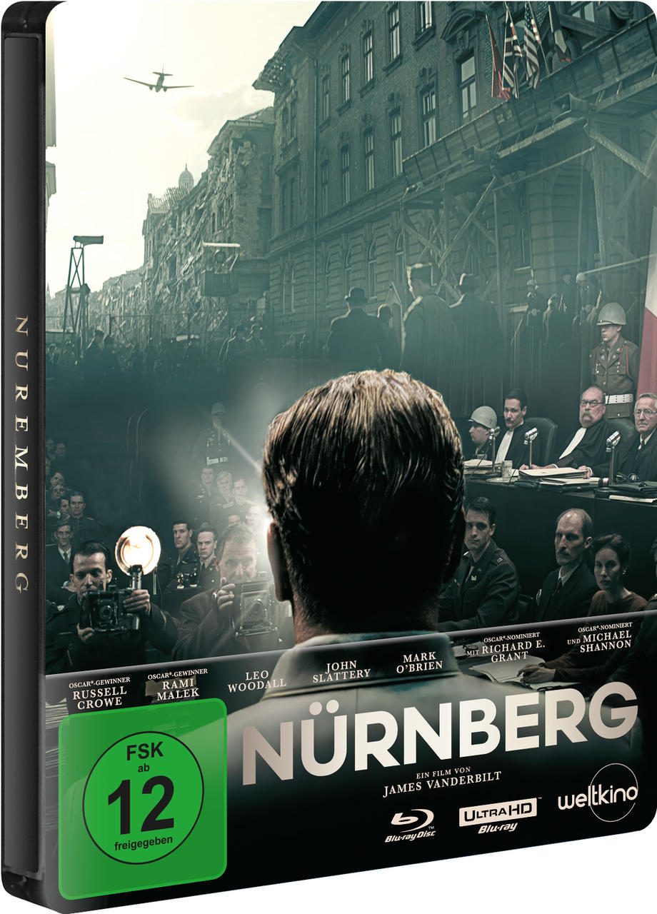 Poster für Nürnberger Film mit Gerichtsszene, Fotografen und Flugzeug.