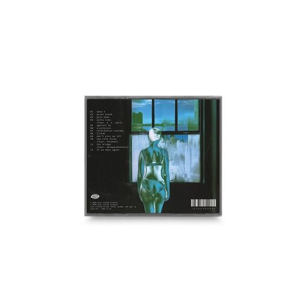 Rückseite einer CD-Hülle mit einer Frau vor einem Fenster mit Stadtblick.