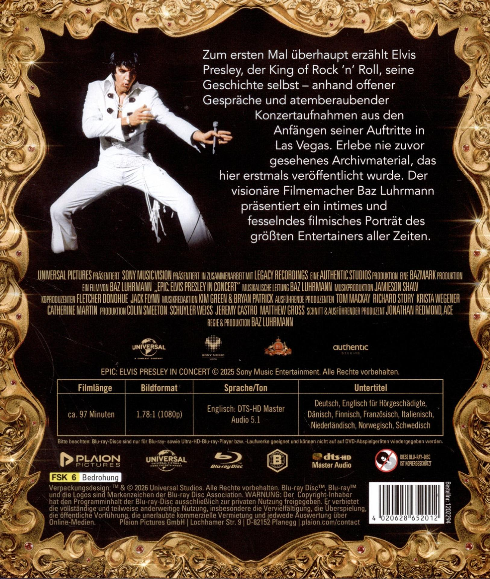 Elvis Presley in einem weißen Anzug auf der Bühne, Mikrofon in der Hand, mit Goldverzierungen.