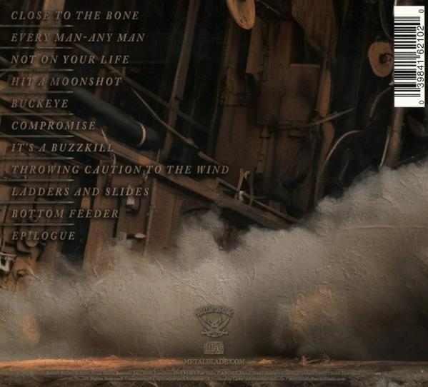 CD-Rückseite mit Songliste, die auf einem Hintergrund aus zerfallenden Maschinen und Dampf gedruckt ist.