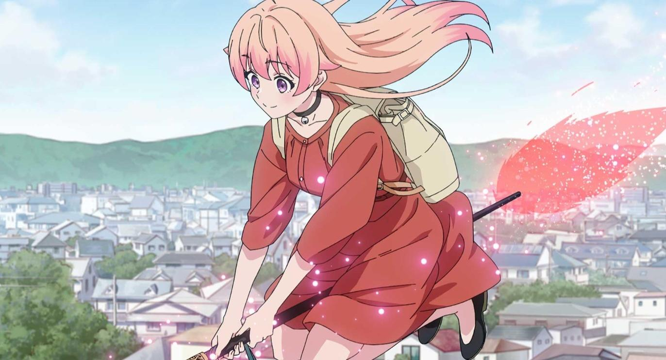 Ein Anime-Mädchen mit rosa Haaren fliegt auf einem Besen über eine Stadt.