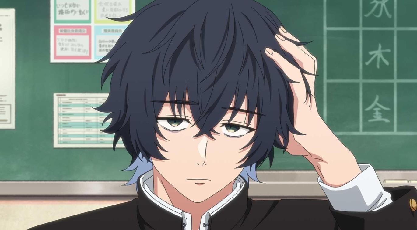 Ein Anime-Junge mit dunklem Haar und grünen Augen im Klassenzimmer.