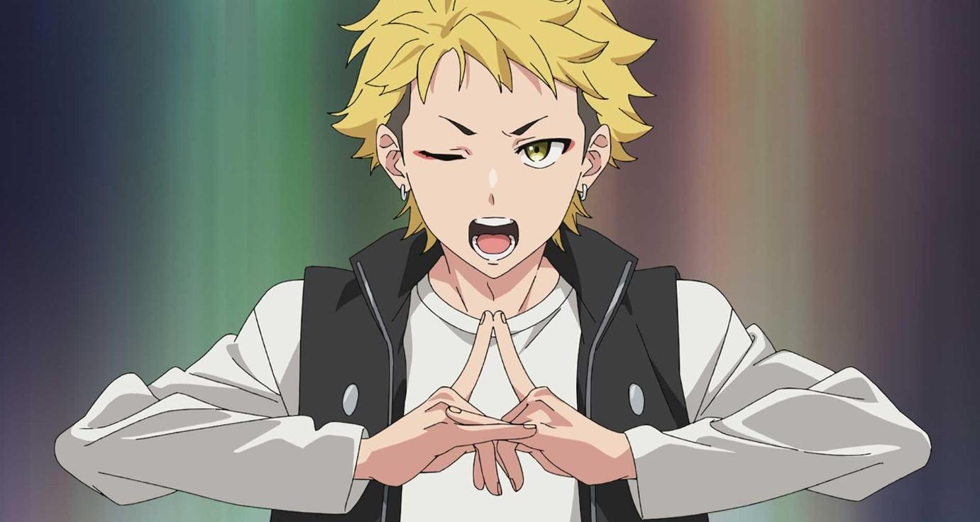 Ein anime-charakter mit blonden haaren, der blinzelt und die hände faltet.