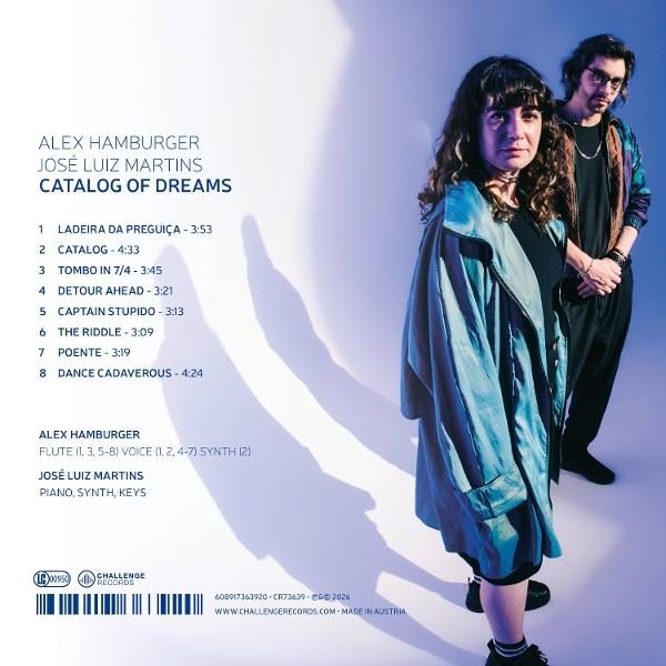 Zwei Personen stehen vor einer Wand. Ein Album-Tracklisting ist links.