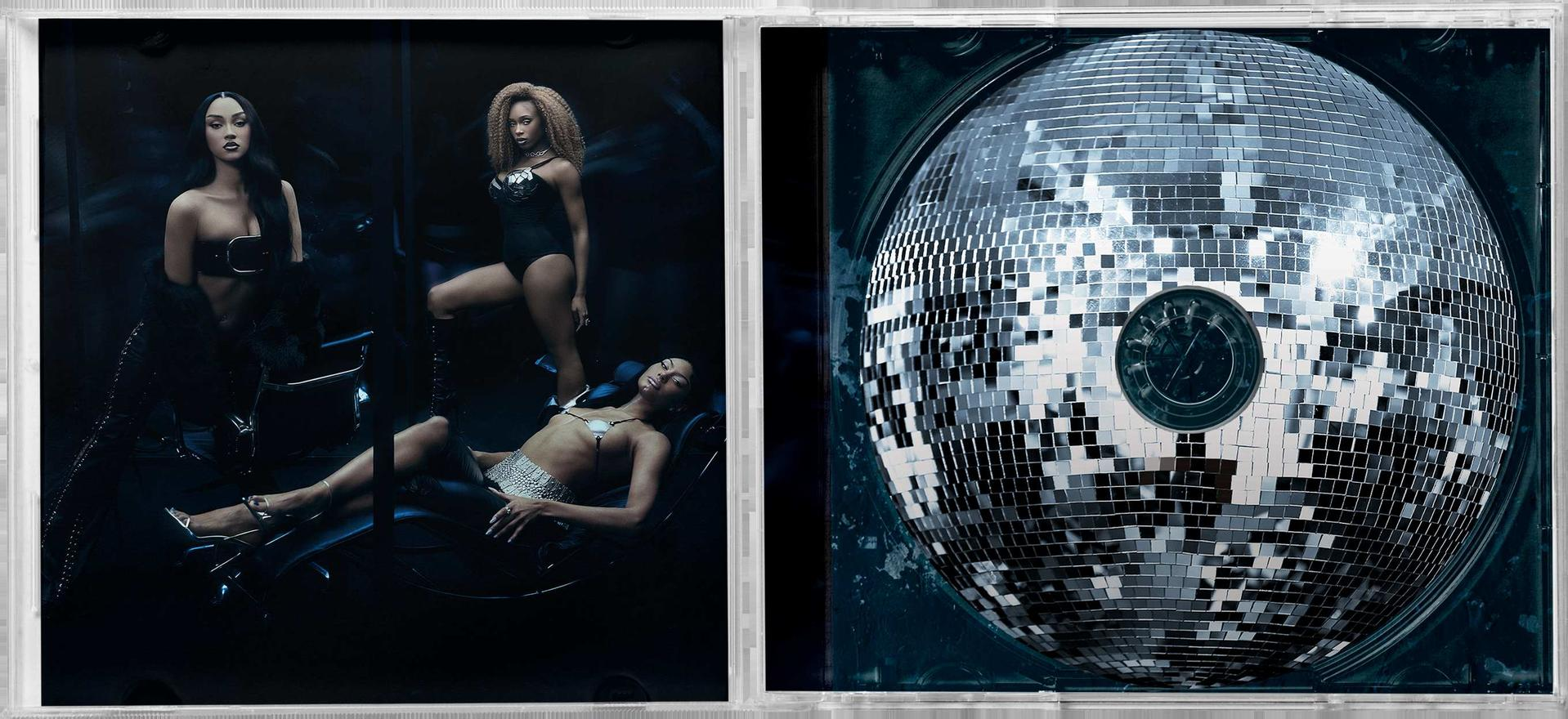 Drei Models in dunkler Kleidung posieren vor einem dunklen Hintergrund. Eine Disco-Kugel.
