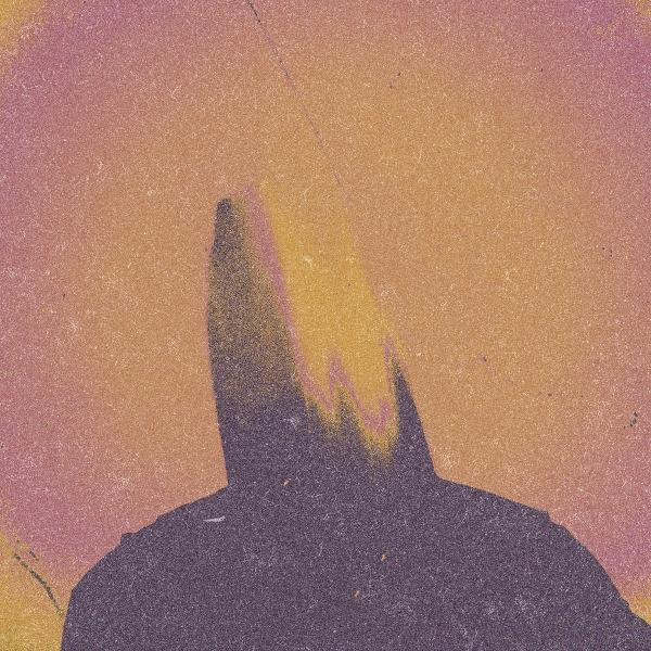 Silhouette eines Berges gegen einen orange-violetten Himmel mit körniger Textur.
