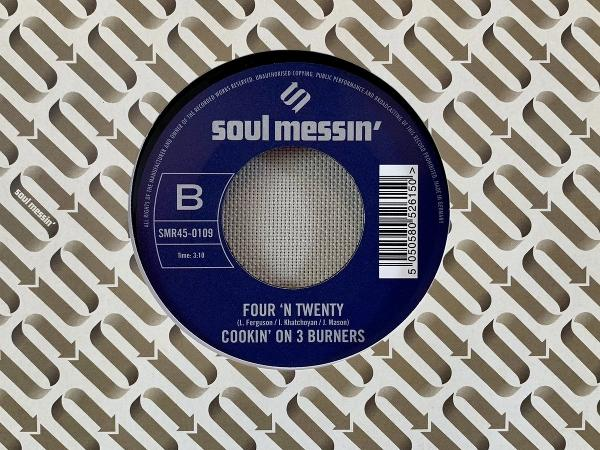 Eine Vinyl-Single mit dem Titel 'Four 'N Twenty' von Cookin' On 3 Burners.