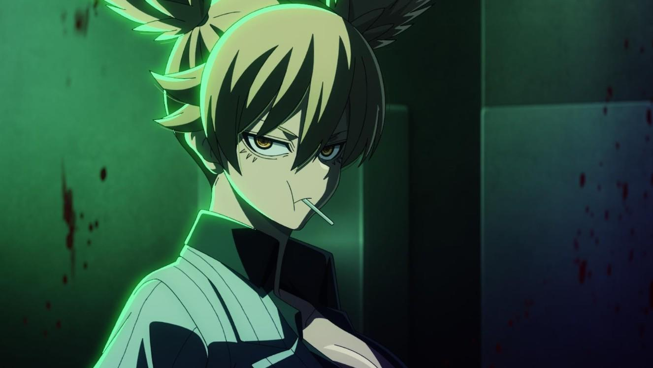 Anime-Figur mit blonden Haaren und einem Lolli im Mund, im grünen Licht.