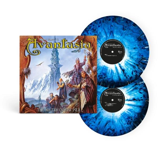 Das Albumcover von 'The Metal Opera Pt. II' von Avantasia liegt neben zwei blauen Vinyl-Schallplatten.