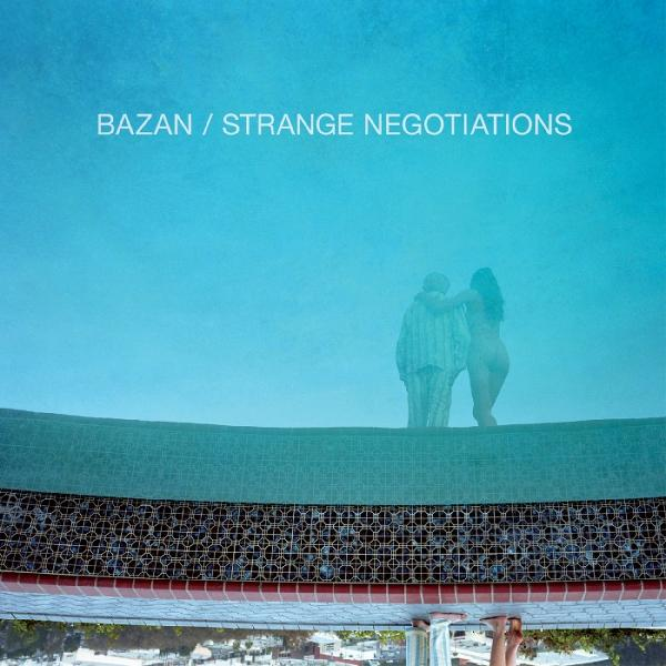 Zwei Personen im Wasser, BAZAN / STRANGE NEGOTIATIONS auf blauem Himmel.