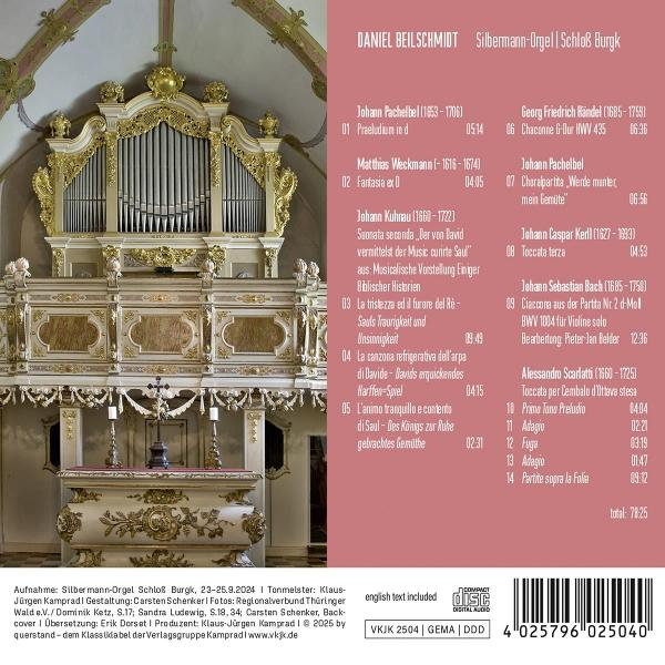 Eine prunkvolle, verzierte Orgel mit goldenen Details steht in einem Kirchenschiff.