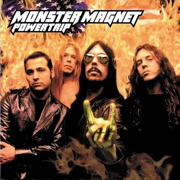 Vier Männer mit langen Haaren vor einer brennenden US-Flagge und dem Bandnamen Monster Magnet.