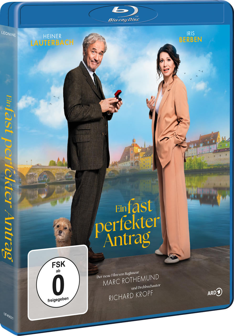 Mann mit Ring und Frau vor Kulisse mit Fluss und Stadt.