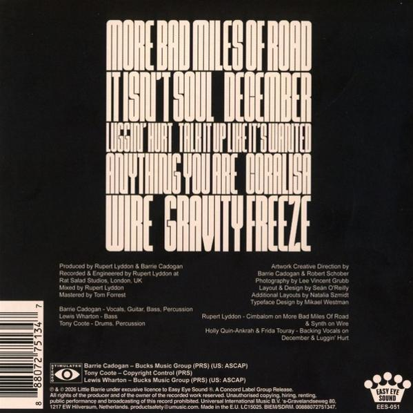 Schwarzer Hintergrund mit weißer Typografie. Albumnamen und Credits sind aufgeführt.