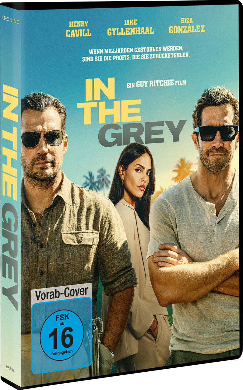 Drei Personen stehen vor einem blauen Himmel mit Palmen. Filmplakat 'In The Grey'.
