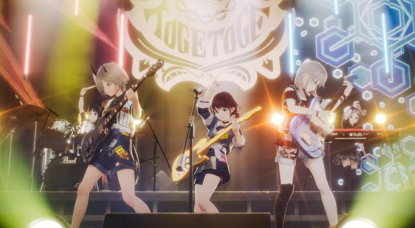 Anime-Band spielt auf einer hell erleuchteten Bühne mit Schlagzeug und Gitarren.