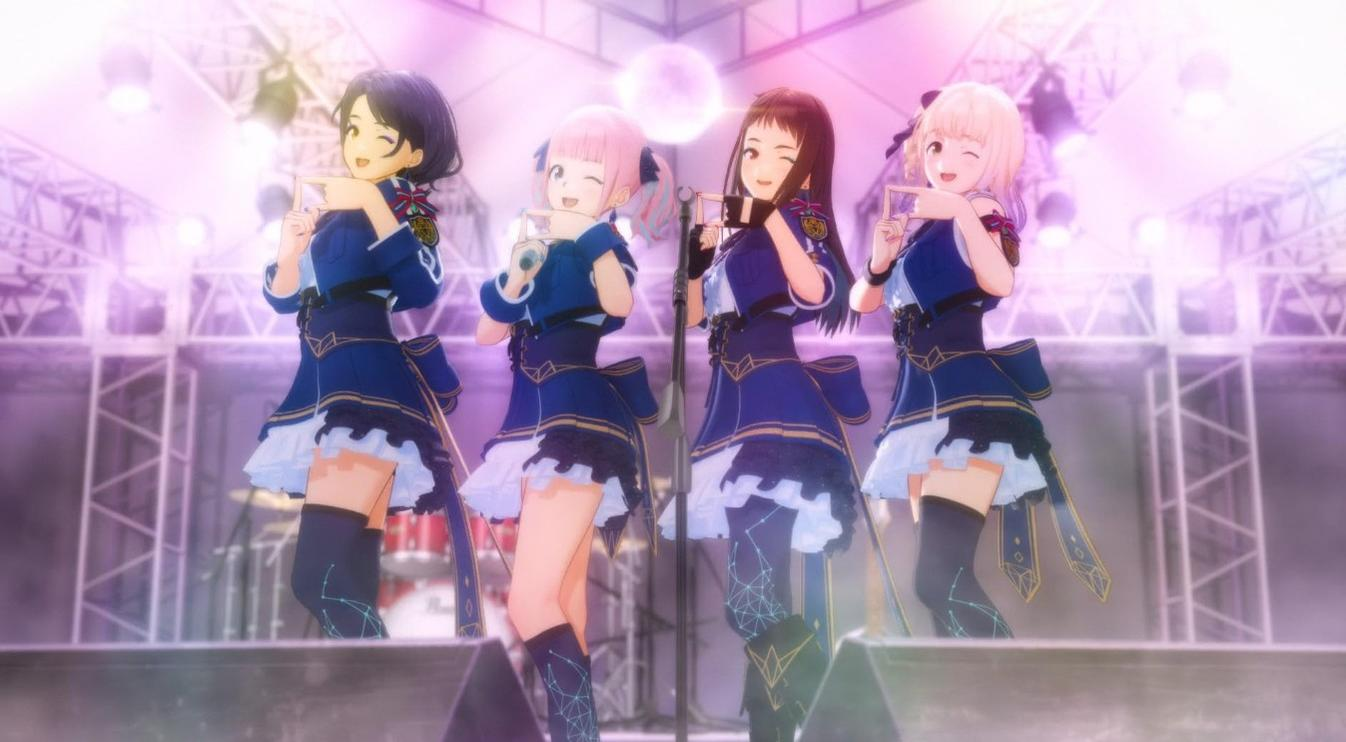 Vier Anime-Mädchen in blauen Uniformen tanzen auf einer Bühne mit Lichtern.