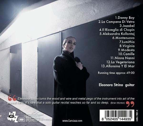 Frau in schwarzem Mantel vor grauen Türen, CD-Cover mit Titelliste.