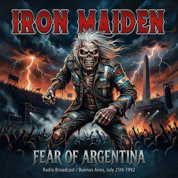 Iron Maiden Maskottchen Eddie in zerrissener Argentinienflaggen-Jacke, live auftretend.