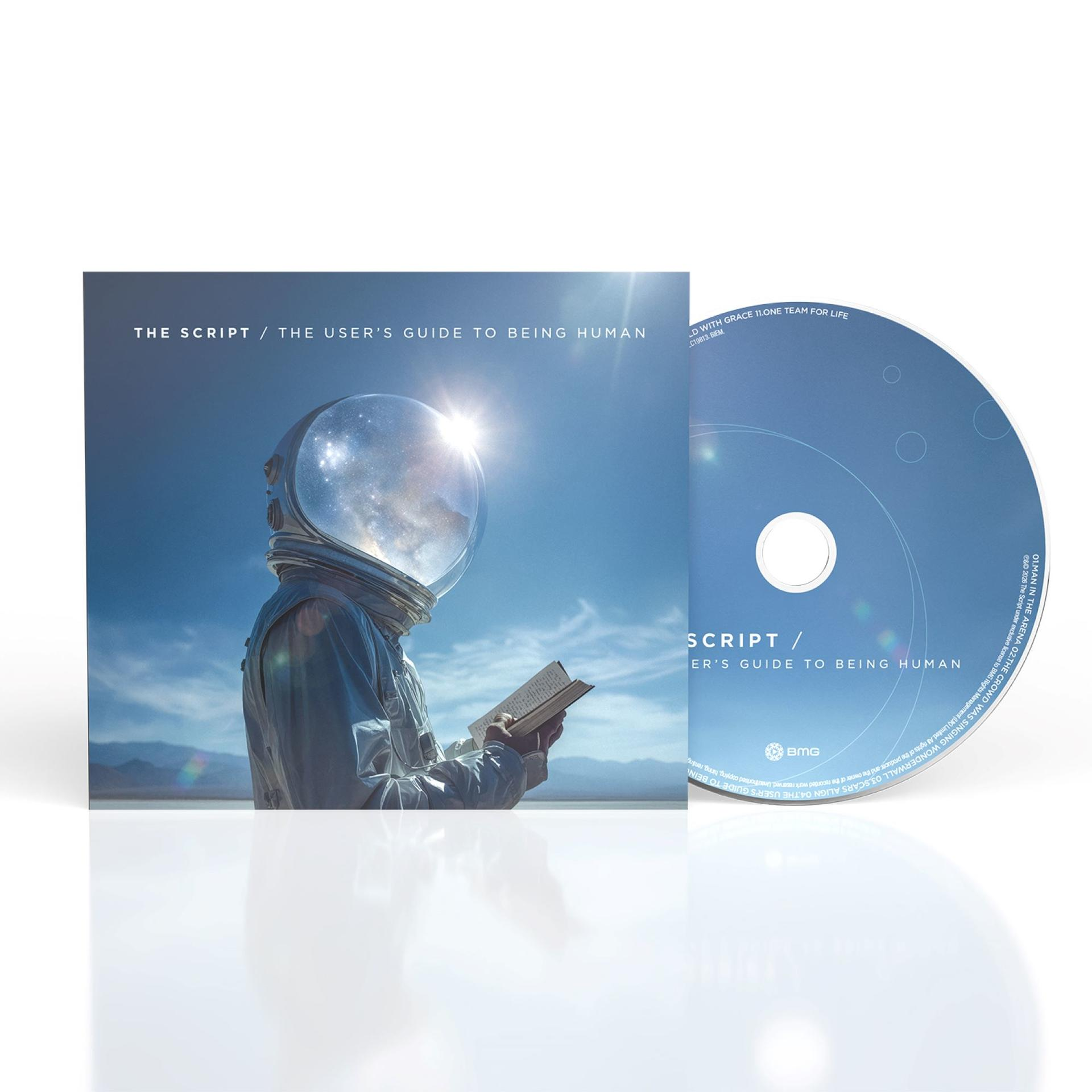 Ein Astronaut liest ein Buch in einer Wüstenlandschaft, neben einer CD.