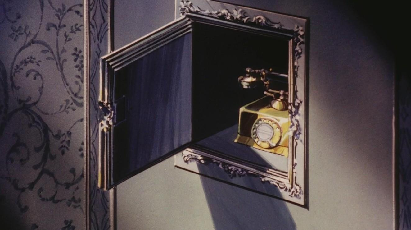 Ein goldener Vintage-Telefonhörer auf einem Tisch, versteckt hinter einer offenen Tür.